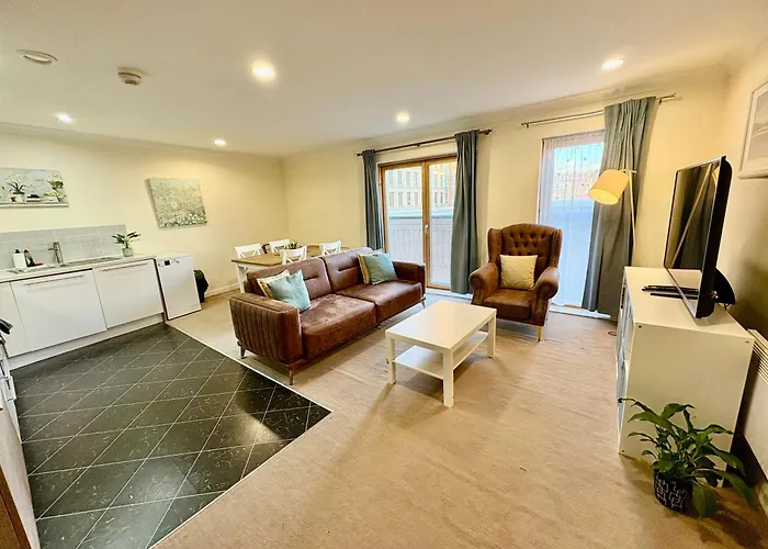 Steps Away From New Street Station & 2 Beds & 2 Baths Flat At City Center