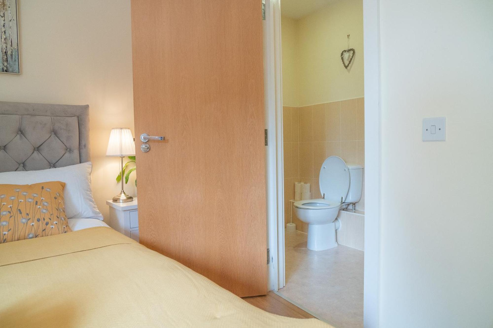 Apartment Steps Away From New Street Station & 2 Beds & 2 Baths Flat At Center *